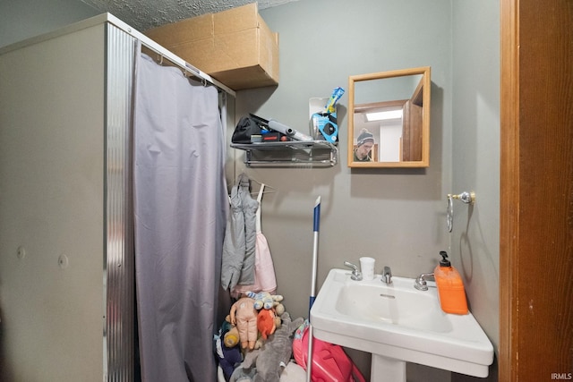 full bathroom featuring a sink and a shower with curtain