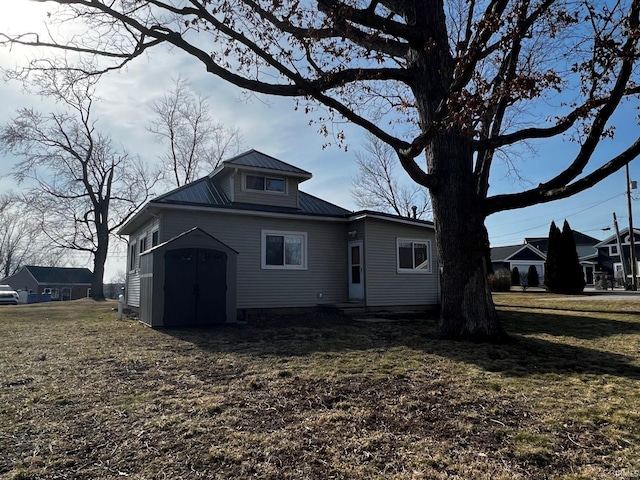 view of front facade with metal roof and a front lawn