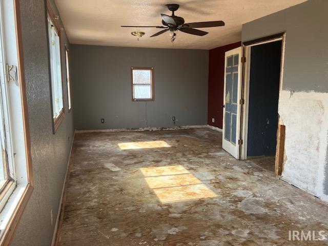 unfurnished room with ceiling fan