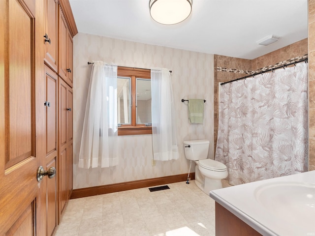 full bathroom featuring curtained shower, toilet, vanity, and visible vents