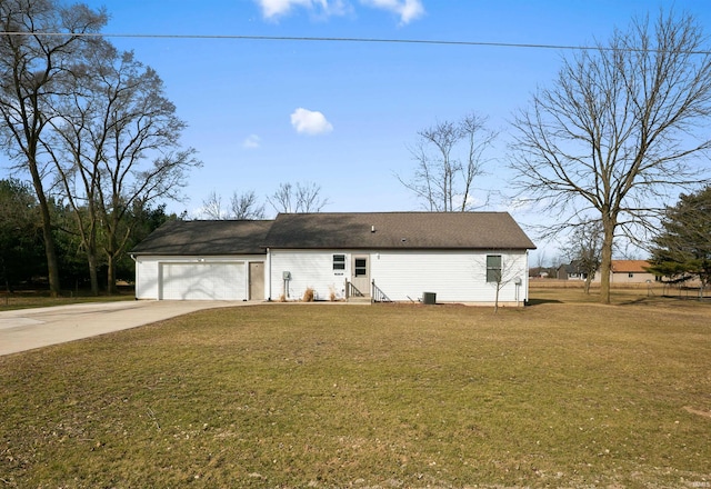 view of front facade with a garage, a front yard, and driveway