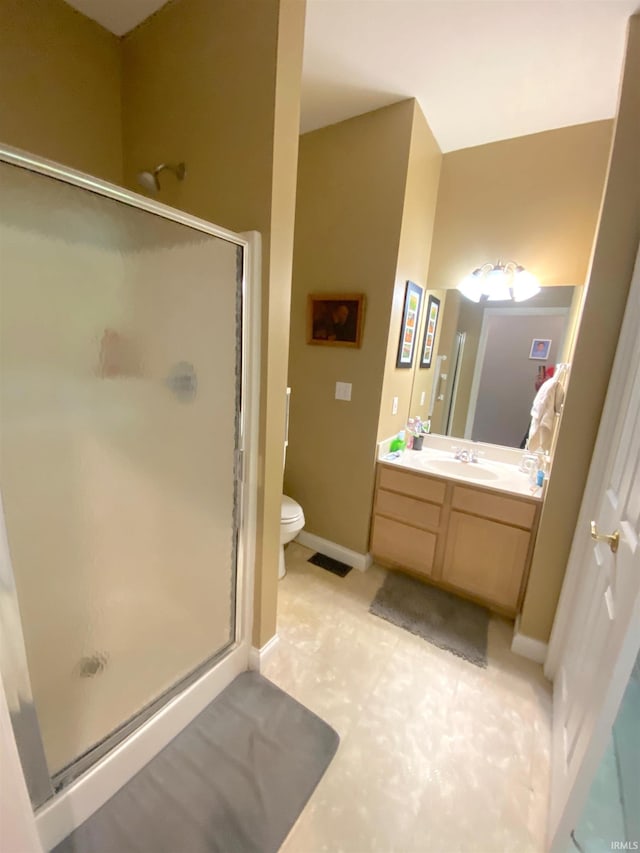 full bathroom featuring visible vents, a shower stall, baseboards, toilet, and vanity