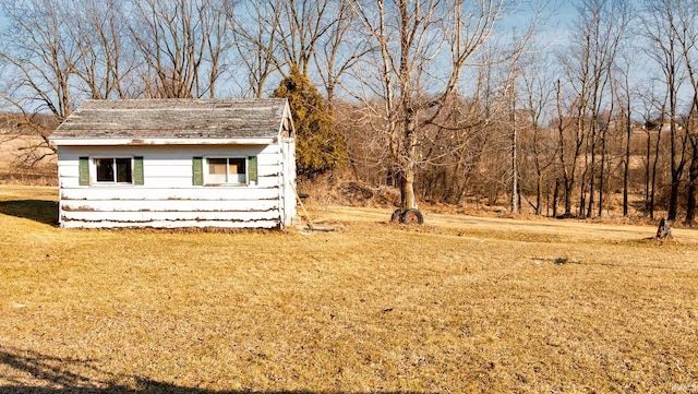 view of yard with an outbuilding