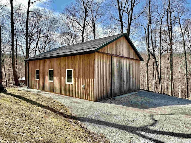 view of outdoor structure featuring an outbuilding