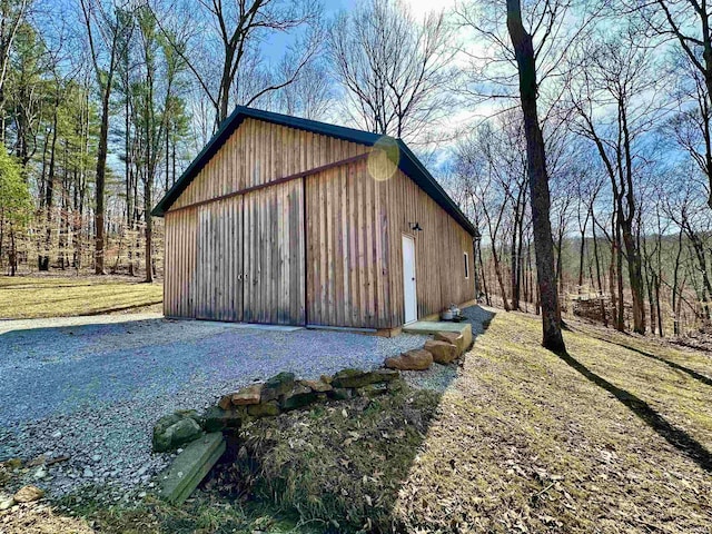 view of pole building featuring gravel driveway