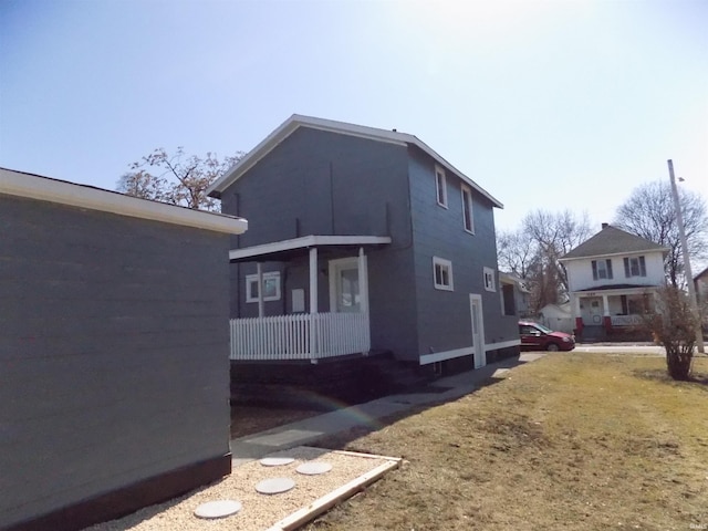 view of side of property featuring a lawn