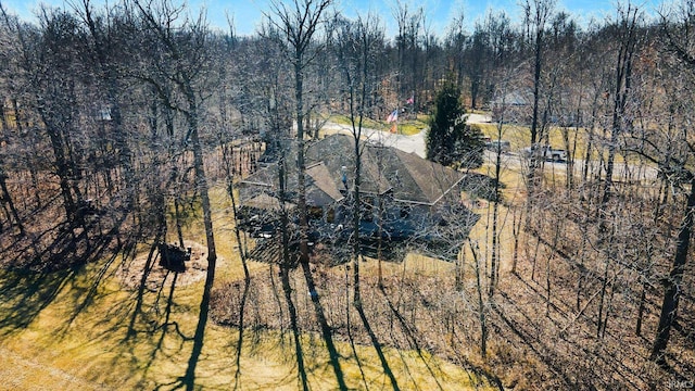 bird's eye view featuring a wooded view