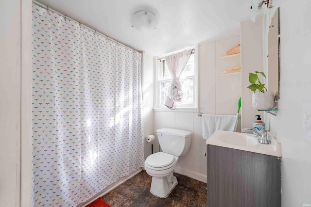 full bathroom featuring curtained shower, toilet, vanity, and baseboards