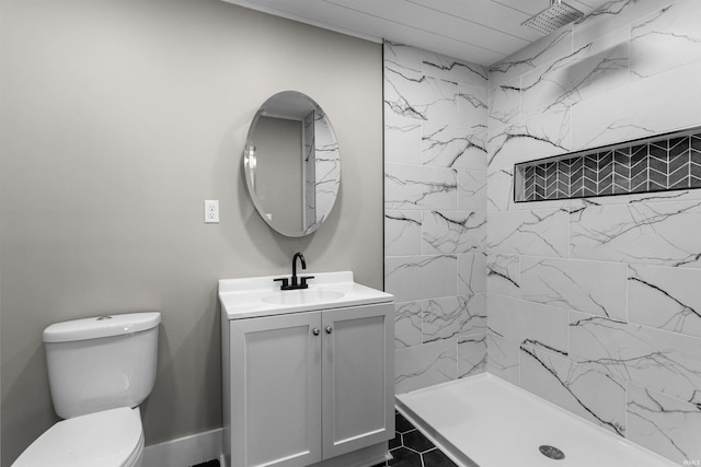 bathroom with tiled shower, toilet, and vanity