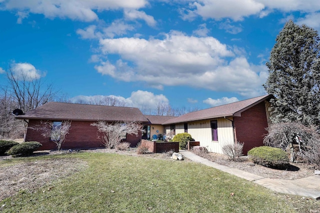 ranch-style house featuring a front yard