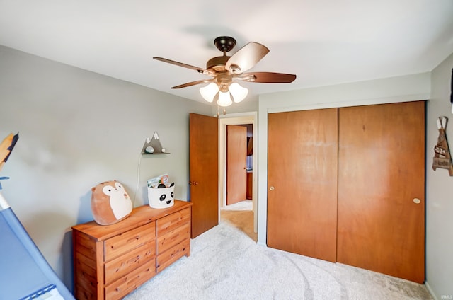 bedroom featuring carpet, a ceiling fan, and a closet