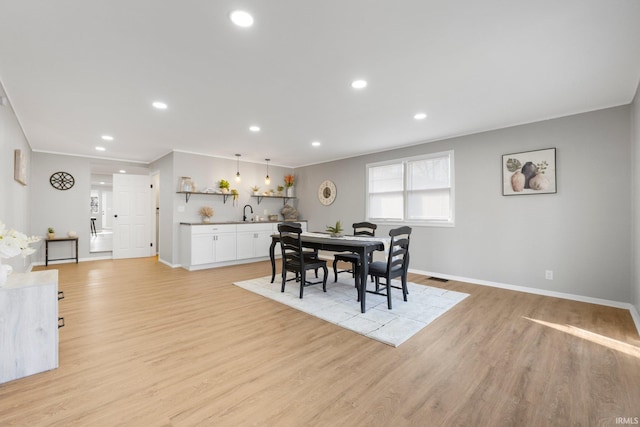 dining space featuring recessed lighting, baseboards, and light wood-style floors