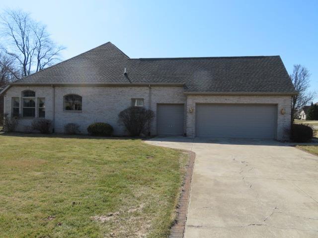 view of front of property with driveway, a front lawn, a garage, and a shingled roof