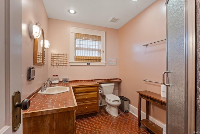 full bath with visible vents, baseboards, toilet, recessed lighting, and brick floor