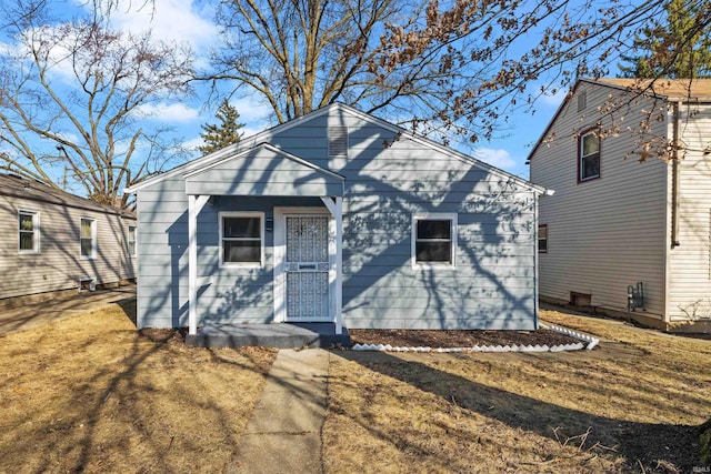 view of front of property with a front lawn