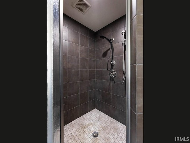 full bathroom featuring visible vents and a stall shower