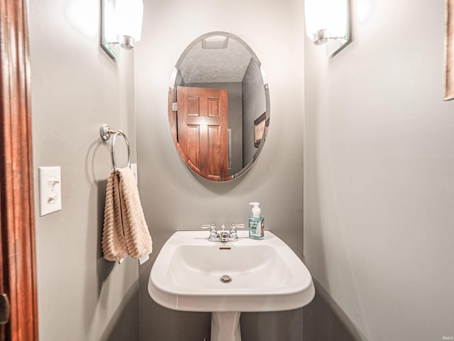 bathroom featuring a sink