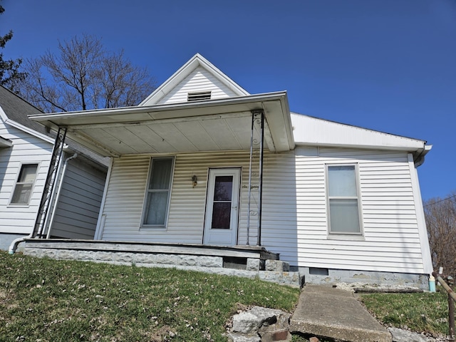 view of front of property featuring crawl space and covered porch