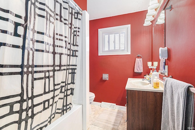 full bath with visible vents, baseboards, toilet, shower / tub combo with curtain, and vanity