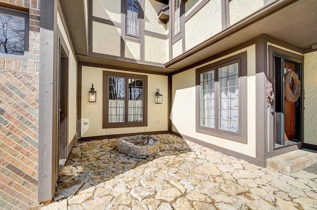 view of exterior entry featuring stucco siding