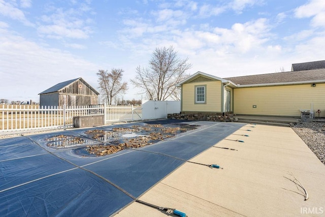 view of front facade featuring a patio and fence