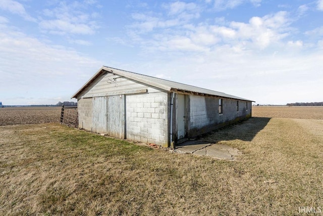 view of pole building featuring a lawn