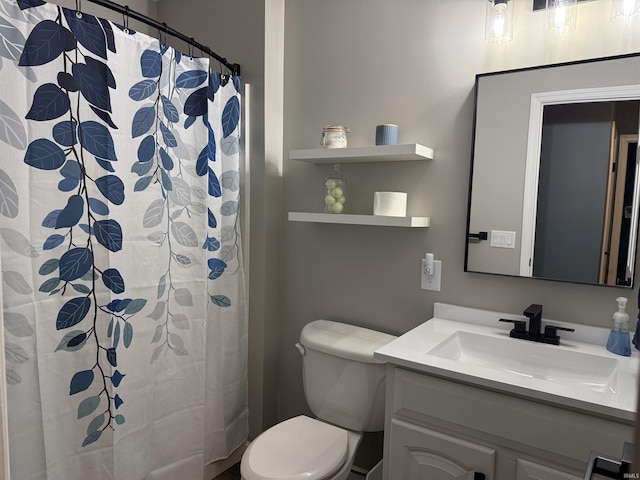 full bath featuring a shower with shower curtain, toilet, and vanity