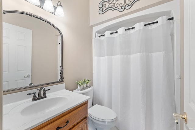 full bathroom with a shower with shower curtain, toilet, and vanity