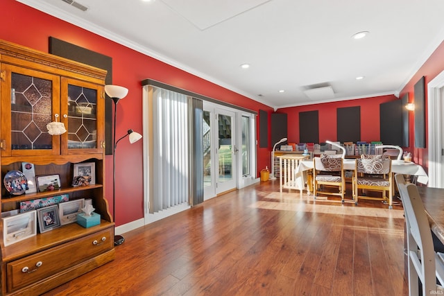 dining room featuring recessed lighting, ornamental molding, baseboards, and hardwood / wood-style floors