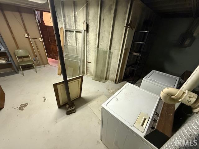 interior space featuring laundry area and washing machine and clothes dryer