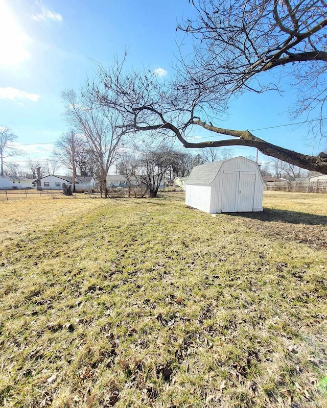 view of yard featuring an outdoor structure and a shed