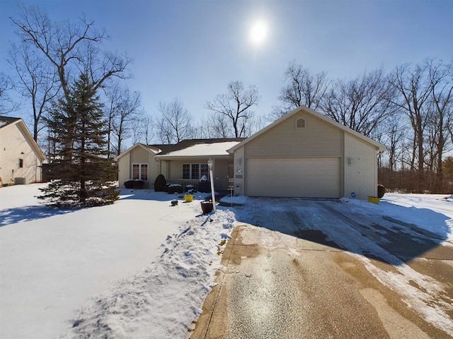 view of front facade featuring a garage and driveway