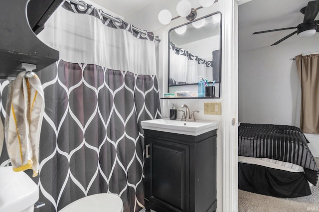 bathroom featuring a shower with curtain, toilet, vanity, and a ceiling fan