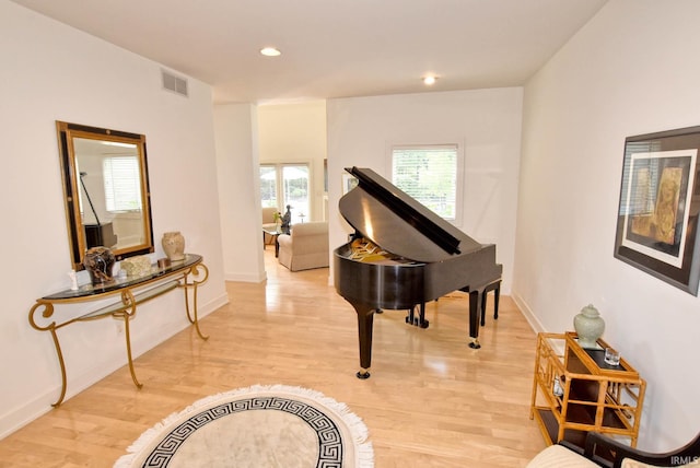 living area featuring light wood-type flooring, visible vents, baseboards, and recessed lighting