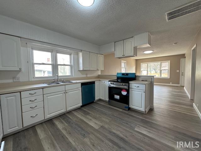 kitchen featuring visible vents, stainless steel electric range, dark wood-style flooring, a sink, and dishwasher