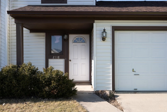 property entrance featuring a shingled roof