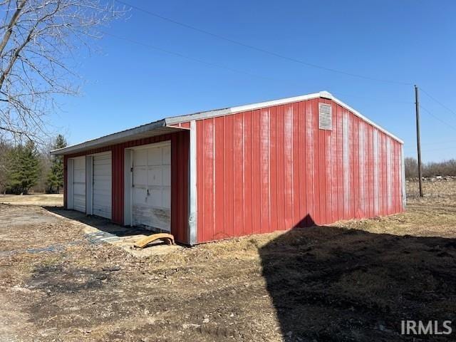 view of outdoor structure with an outbuilding