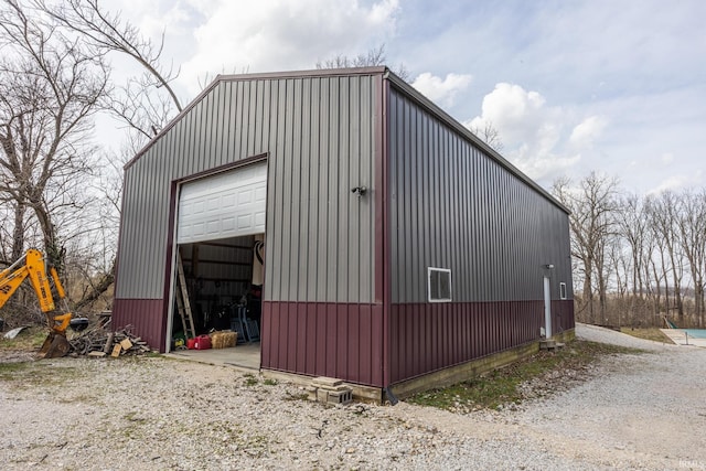 view of outdoor structure featuring an outbuilding