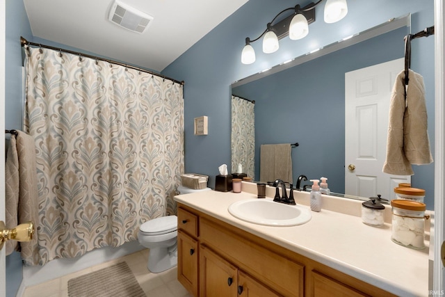 bathroom featuring visible vents, toilet, curtained shower, and vanity