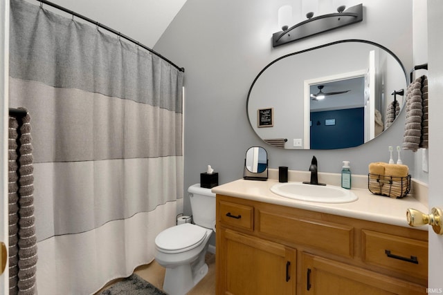 full bath featuring a ceiling fan, toilet, vanity, and a shower with curtain