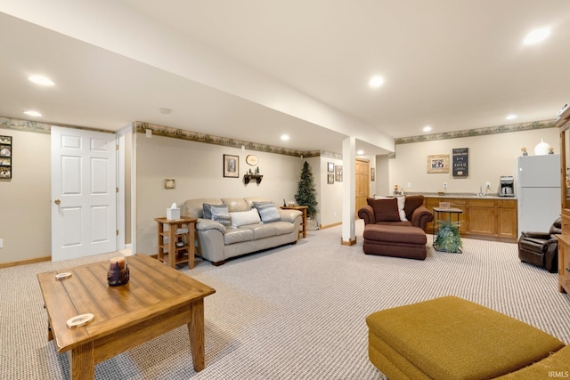 living area with light carpet, recessed lighting, indoor wet bar, and baseboards