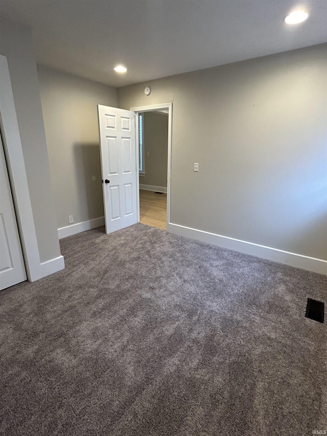 unfurnished room featuring recessed lighting, baseboards, and carpet flooring