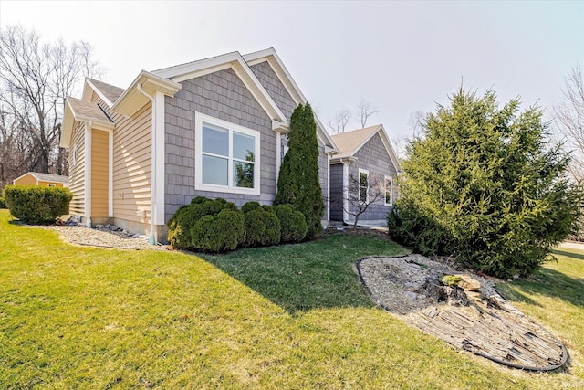 view of front of property featuring a front lawn