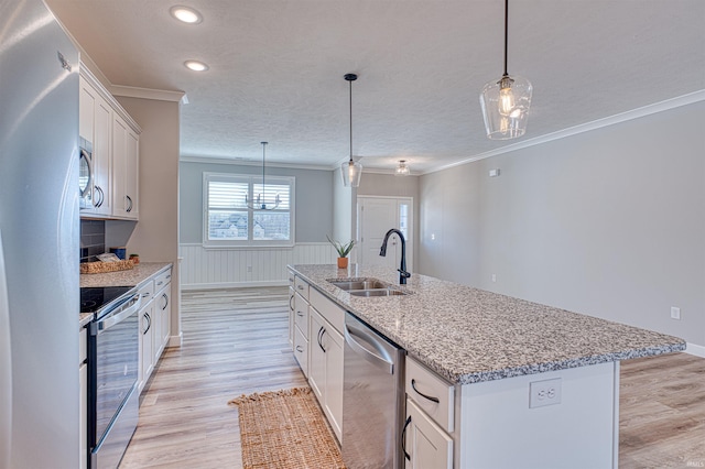 19138 Braeburn Dr, Evansville, IN 47725 - kitchen featuring a kitchen island with sink, appliances with stainless steel finishes, light wood-style floors, and a sink