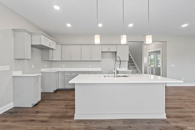 kitchen featuring a sink, recessed lighting, a kitchen island with sink, and dark wood-style flooring