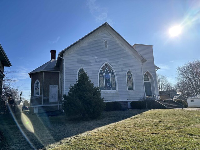 316 N Main St, Churubusco, IN 46723 - view of side of property featuring a lawn and a chimney