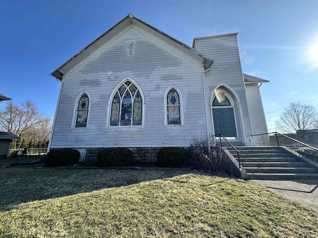 316 N Main St, Churubusco, IN 46723 - view of front of house featuring a front yard and a chimney