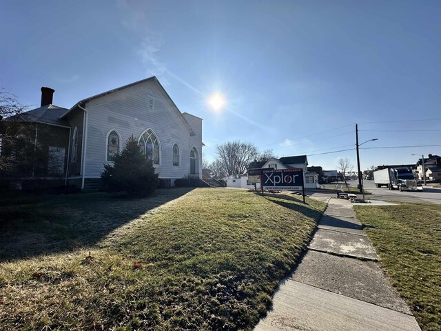 316 N Main St, Churubusco, IN 46723 - view of side of home with a yard