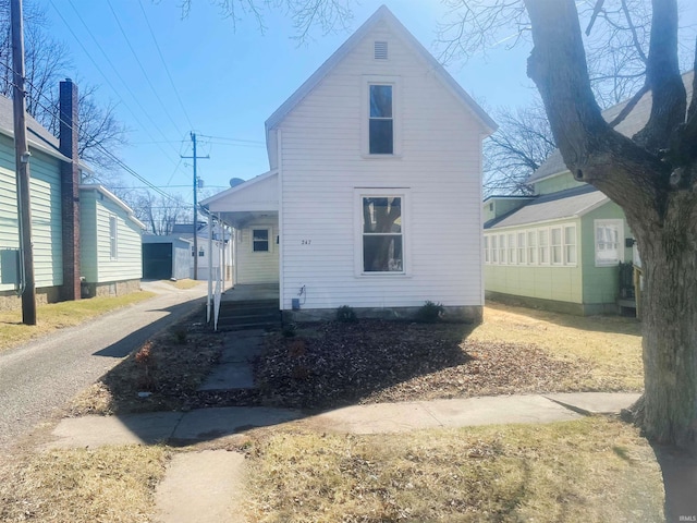 view of front of home featuring an outdoor structure