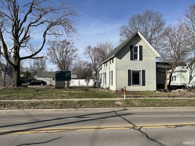 view of front of home featuring a front lawn and fence